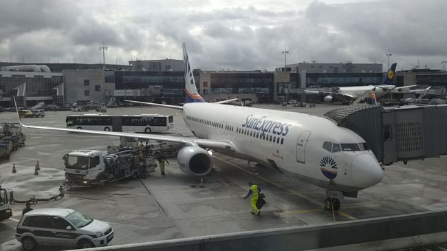 さてミュンヘン行きは定刻1015発ですが、バルセロナから到着する前便が遅れたとのことで、40分程度の遅れが生じるようです。ネットで調べるとエアバスA321とのことですが、ふたを開けるとボーイングB737-800。機体はトルコ航空とルフトハンザ航空の合弁のLCCキャリアであるSun Expressのもの。