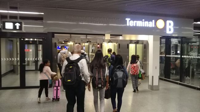 さて、ドイツ入国を済ませてミュンヘン行きの出るターミナルに移動です。こちらのフランクフルト空港も巨大空港。かなり歩きます。