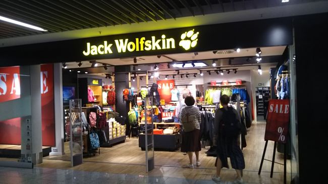 入国を済ませてターミナルＡのA11ゲートへ。さあ！ターミナル内ですが、早速ドイツのお店を楽しみましょう。こちらはバッグ等で有名なメーカー。