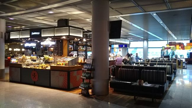 再度保安検査場を通って、制限区域内には様々なカフェが。どれもオシャレでカッコイイです。