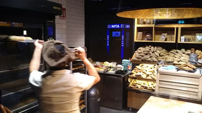 それもそのはず。ここで焼いています。一体一日にどれくらいここで焼くんでしょうか？