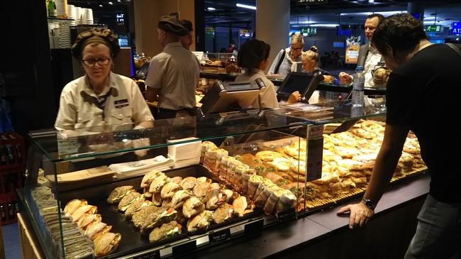 ドイツパンを使ったサンドイッチ。ここからは大変に良い匂いがしてきます。