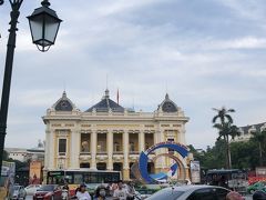 帰りはホテルまでではなく
オペラハウスで降ろしてもらいました。

フランス植民地時代の重厚な建築物
旧市街に比べると
落ち着いた雰囲気

相変わらず
バイクは多いけど

ここから
ホアンキエム湖を時計回りに歩きながら
ホテルまで帰ります。

週末、歩行者天国だし。