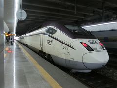 【釜山駅】8:40

8時にホテルをチェックアウトした後は釜山駅に向かいSRTでソウルへ移動します。
西面も釜山駅も地下街を少し歩くので気持ち早めに出発しました。
ソウルへはソウル駅に行くKTXと水西駅に行くSRTが出ており、SRTはKORAILの線路を走る私鉄のような感じです。
両方とも高速列車です。
どれだけ走らせられるかという線路使用量は入札で決めているようです。ヨーロッパっぽいやり方です。

西面--1--釜山駅
釜山9:00--SRT318--ソウル（水西）11:25