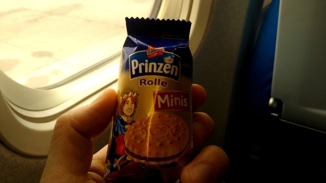 搭乗時におやつをもらいました。小ぶりのクッキーです。