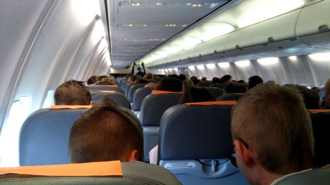 特に座席モニターもエンタメ系もない、質素な機内。ほぼ満席です。