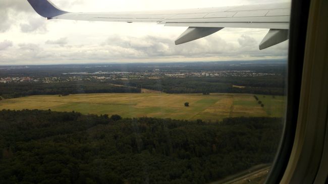 曇り空ですが、緑の大地をしばし楽しみます。フランクフルト空港の西側は特に何もないようです。