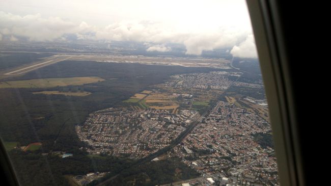 離陸した滑走路が見えました。メインの平行滑走路とは直角に位置する滑走路がそれです。ここから針路を南東にとります。