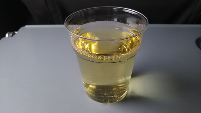 機体はLCCとはいえ、ルフトハンザ航空と同様のドリンクサービスはありました。白ワインがありましたので、早速いただきます。ドイツワインは甘口かと思いきや、キリリとした冷えた辛口で大変おいしい！