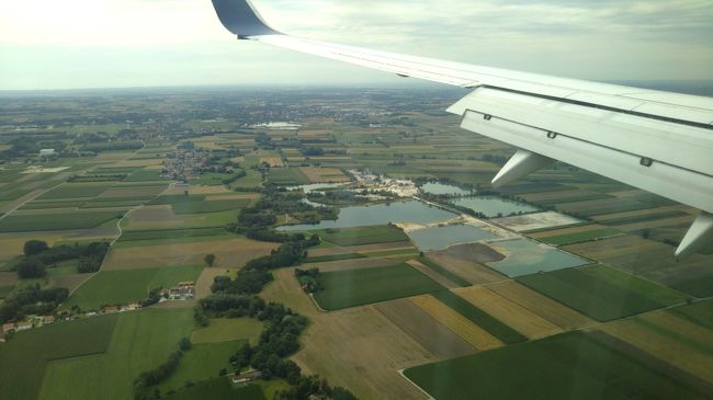 正味１時間のフライトで、あっという間にミュンヘンへ。最終進入中も田園地帯が広がります。