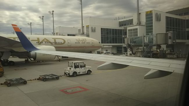 エディハド航空の横にランプイン。無事到着です。