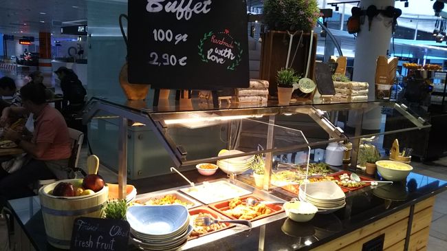 サラダが豊富です。お肉も少々。100gで2.90ユーロとのこと。でもまあ気にせず、食べたいものを取りましょう。