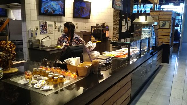 さて、無事預けた荷物を受け取り、到着ロビーを出ると時刻は午後１時近くになりました。お昼の時間です。空港で摂ってしまいます。こちらは色々な料理がありますが、バフェ形式もあります。あまり空腹でもないので、お安くなるでしょうか？