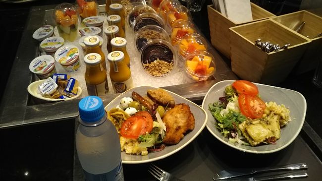 ミネラルウォーターをつけてこれくらい。23.40ユーロになりました。コスパはまずまず。でも、味はすこぶる美味！新鮮な野菜もうれしいです。大満足。