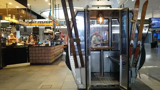 明るい店内には何故かスキー場のゴンドラのオブジェが。