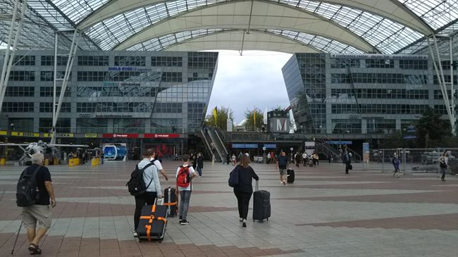 さて空港ターミナルを出てミュンヘンの都市近郊鉄道Ｓバーンに乗り換えます。空港前広場は広々！屋根付きです。