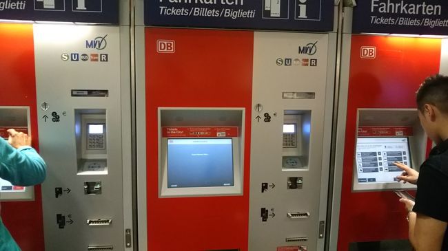 券売機はこちら。今日はホテルに着いてからもＳバーンに乗りますので、一日券を買ってしまいます。2名で24.30ユーロです。