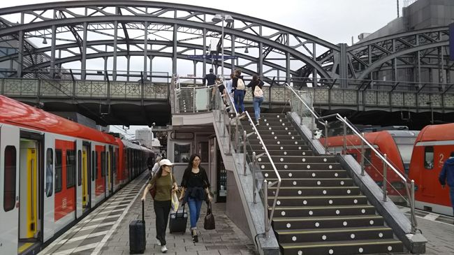 ミュンヘン中央駅の１つ手前のMünchen Hackerbrücke駅で降りました。ここからホテルまでは徒歩移動です。後ほど地図をよく見ると中央駅の方が近かった(笑)。