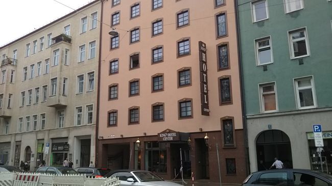 こちらが今回２泊するホテル「King's Hotel Center」です。駅から近傍ですが比較的安価で、高級感もあります。