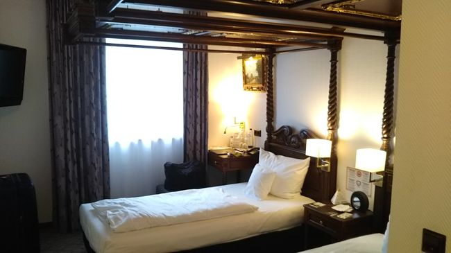 今回はツインのお部屋。ベッドの上には装飾のキャノピー付きで豪華です。そうそう、フロントでは便利な地図をもらいました。ミュンヘン主要部と観光スポットにＳバーン路線図つきです。これは大変便利！google mapもWiFiでつないでいますが、紙マップも便利です。