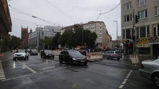 さて、荷物を置いたら、街歩きに早速出かけます。時刻は1545になってしまいました。とりあえずＳバーンでマリエン広場に向かいます。中央駅からマリエン広場駅はほぼどの路線も通っており、大変に便利です。直線で約1kmですので、歩いても大丈夫な距離です。