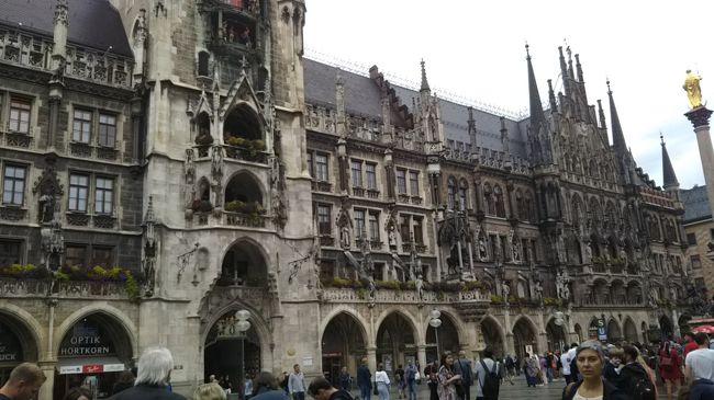 遂に来ました～！これぞミュンヘンというマリエン広場の景色！ミュンヘン市庁舎の威容にしばし見とれます。