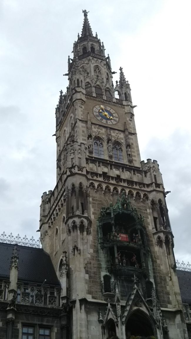 生憎の小雨模様ですが、暑くはないので大助かり。時計塔の下には仕掛けがあります。