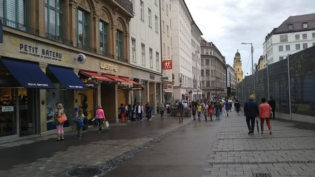 さて、時間の都合上、本日はここヴァイン通りを北に向かい、レジデンツのみを見学することにします。街並みをしばし堪能します。