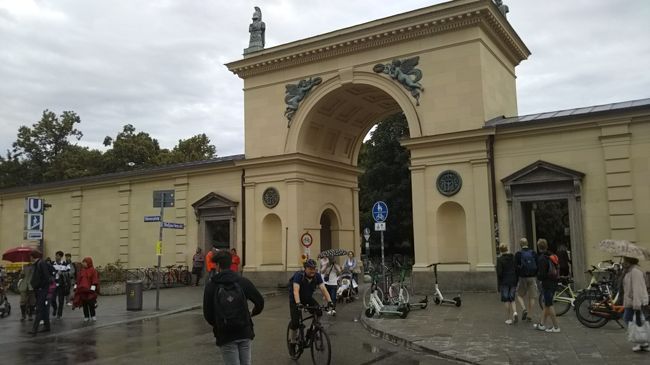 このオデオン広場の東隣りがすぐレジデンツになります。まずは西門から入ってみます。