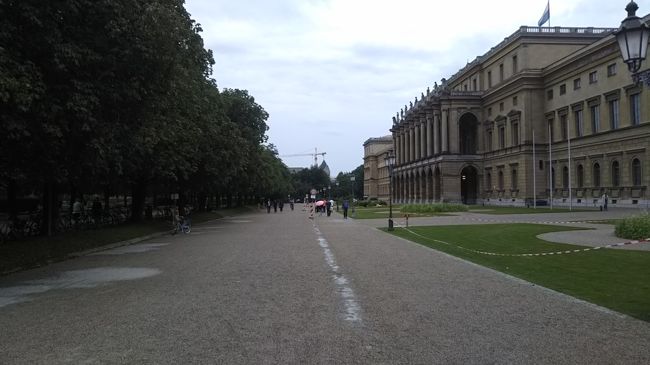 このとおり広大な敷地に大きな宮殿。