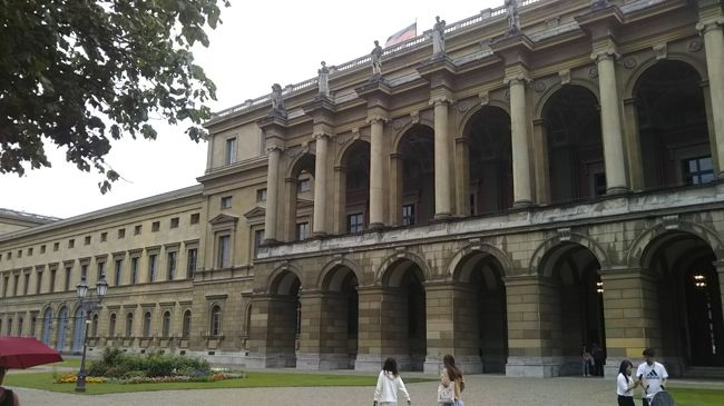 幅は恐らく東西に200ｍほどはあるでしょうか。巨大な建造物です。ここはバイエルン放送交響楽団の本拠地・ヘラクレス・ザール（Herkulessaal）とのことです。つまり、この中はコンサートホールのようです。