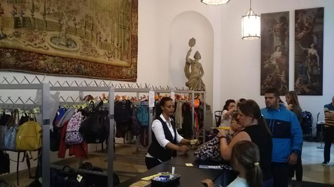 チケットオフィスで入場料を払い、カバンを預け、見学開始です。