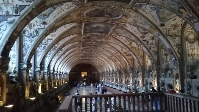 いきなり最大の見どころ、「アンティクヴァリウム（考古館）」です。左右の彫刻や全面の装飾にはただただ圧倒されるのみ。