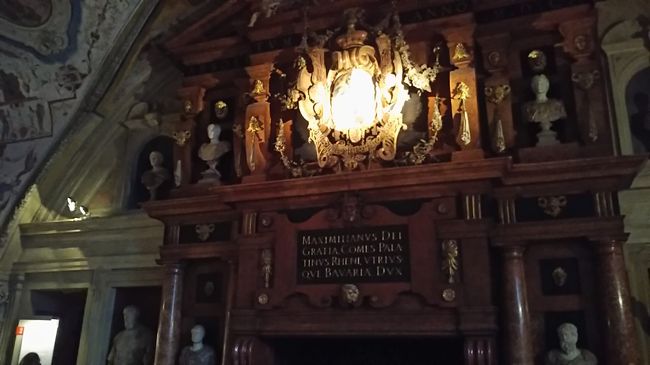 入口を振り返ると、紋章が。