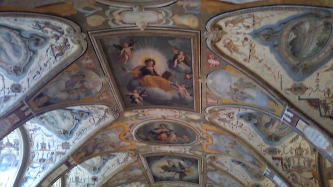 天井のフレスコ画も凄まじいです。
