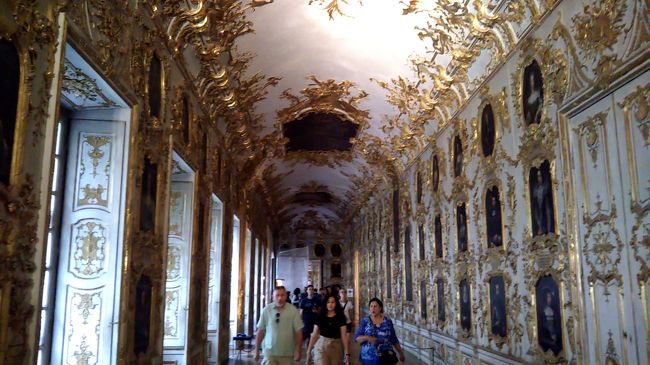 次いで、「祖先画ギャラリー」の部屋。こちらもヴィッテルスバッハ家の王と一族の肖像画が１２１枚展示されている煌びやかな回廊・・・とのことです。ただただ圧倒されるのみ。