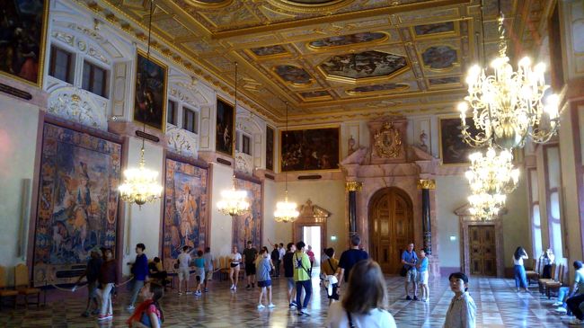 この後は大小様々な部屋が見学できます。もう写真をいくら撮っていてもキリがありませんので、純粋な見学に切り替えます(笑)。とにかく豪華絢爛。