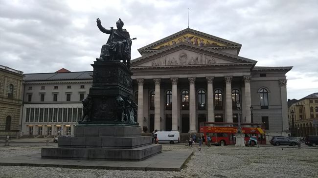 マックス・ヨーゼフ広場に出てきました。その後ろはバイエルン国立歌劇場。ここから徒歩でホフブロイハウスに行って早目の夕食にしましょう。