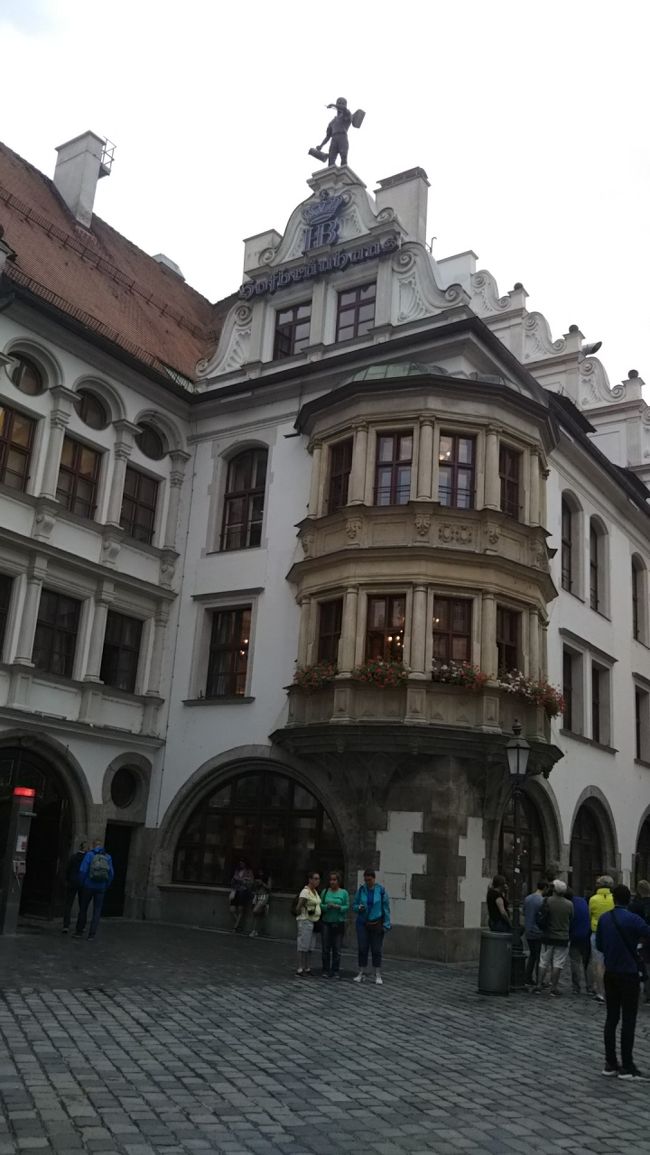 さて来ました、ホフブロイハウス。