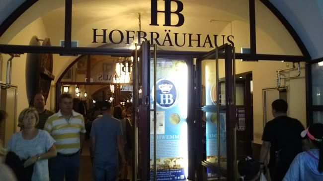 こちらが正面入り口です。まずは激混みとの噂の１Ｆを探検です。