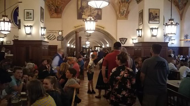 このとおりの活気。空いている席を見つけて座ってよいようですが、なかなか見つかりません。店員も極めて忙しそうで、かなり殺気立った雰囲気。これでは恐らく注文を受けてもサーブされるまでに時間がかかりそうです。