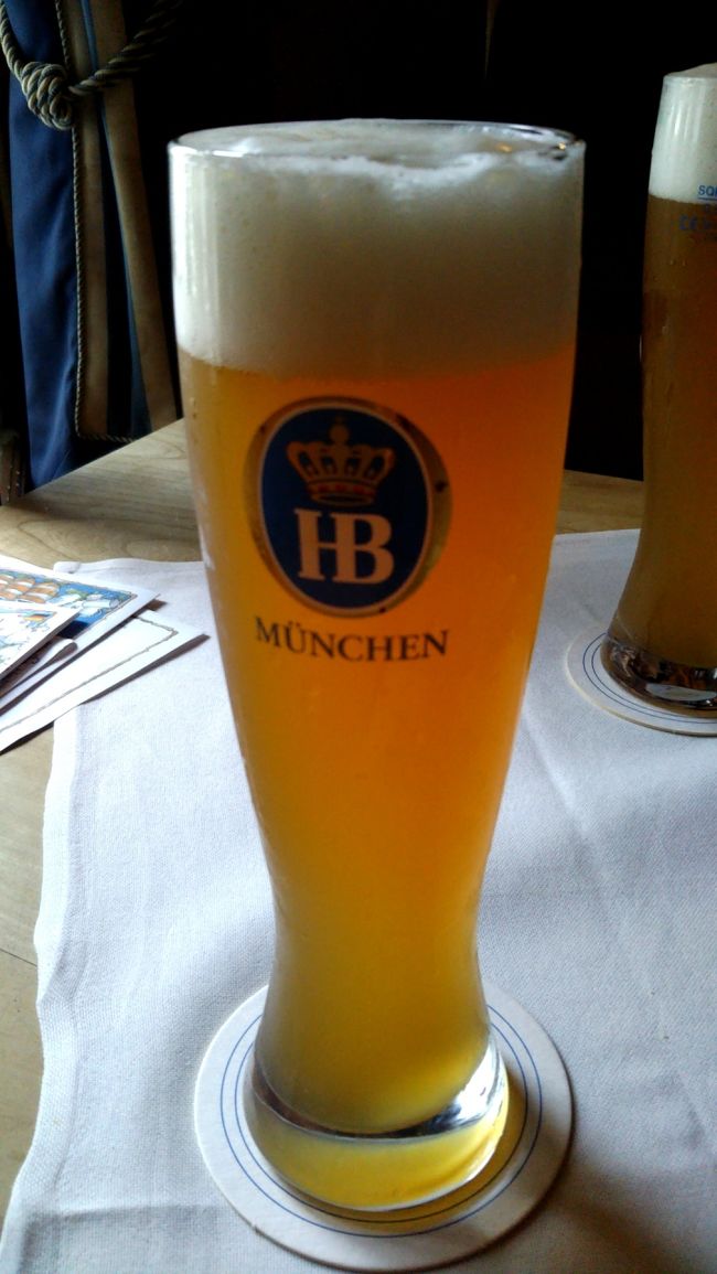 まずはヴァイスビア。4.90ユーロ。小麦のビールで500ml。比較的飲み易いサイズです。グビリと一口。これはうまい！！優しい味です。