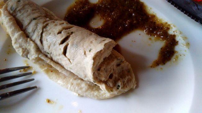 甘めのマスタードを付けて。ソーセージの皮は食べません。ナイフで縦に切ってむいていきます。これまたソフトな味で格別！ビールが進みます。