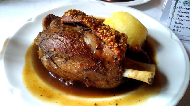 いよいよメイン料理の「シュバイネハクセ」到着！！15.50ユーロ。豚のすね肉をローストしたものです。これを２人でシェアします。人呼んで「はじめ人間ギャートルズの肉」(笑)。その存在感に圧倒されます。お味は脂肪分も適度にあり、ジューシーで大変美味！これはイケます。