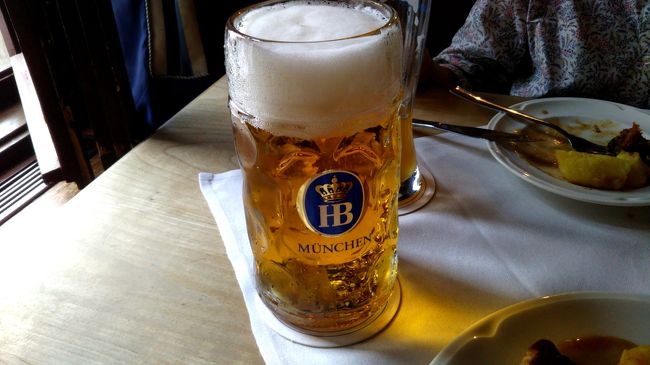 次のビールはホフブロイ・オリジナルを。9.20ユーロ。１リットルでデーーン！！お味は・・・ん？日本のオクトーバー・フェストのイベントで飲む味と少し違う！最初に何ともいえないハチミツの香りのような香ばしさを感じます。滅茶苦茶ウマいーー！！！大満足。ミュンヘンに来てよかったと感じる瞬間でした。
