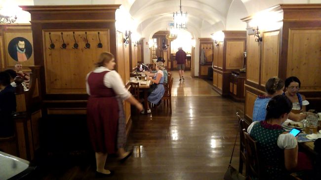 こちらは落ち着いた雰囲気。賑やかな楽団はいませんが、ゆっくりくつろげます。ビアホールの雰囲気は確かに１Fだとは思いますが・・・。