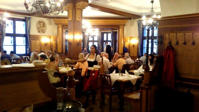 シュバイネハクセに何とか打ち勝ち、ビールも飲み干すと、店内も盛り上がってきます。こちらは疲れもあり、そろそろ退散です。