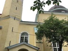 知らない道をただただブラブラ歩くと、新しい発見があったり面白いものがふいに目に飛び込んで来たり、楽しいものですね♪
（方向音痴が言うセリフじゃないけどｗ）

その劇場の近くには、こんな印象的なクリーム色の教会もありました。
中は撮影禁止だったのか写真は残ってないんですが、確かロシア正教ぽいつくりの祭壇だったと記憶しています。