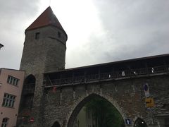 この界隈でやけに印象的だったこちらは、位置関係的に城壁入口の「修道女の塔」だった様子。