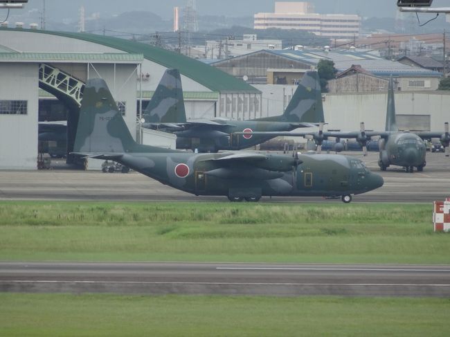 乗員 6名 　　全幅 40.4m　　全長 29.8m　　全高 11.7m　　自重 32.940kg <br />制作 米国　ロッキード　　全備重量 約70.3t　　最大速度 620km/h <br />航続距離 約20t/4,000km 　  約9t/8,200km <br />